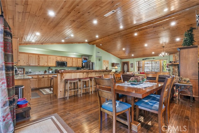 Detail Gallery Image 12 of 52 For 261 Crater Lake, Big Bear Lake,  CA 92315 - 3 Beds | 2 Baths