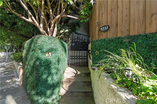 Detail Gallery Image 3 of 48 For 4332 Coldwater Canyon Ave #3,  Studio City,  CA 91604 - 2 Beds | 3 Baths