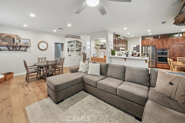 28433 Pinewood Court, Saugus CA: https://media.crmls.org/medias/4b585705-ecdf-477f-bbf6-80c7738fa6b0.jpg