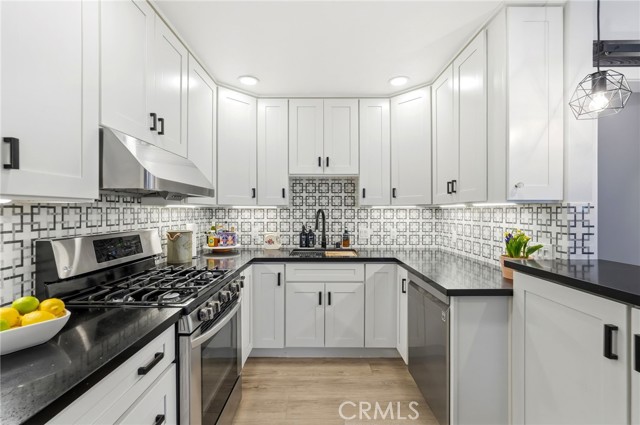 Detail Gallery Image 7 of 47 For 19237 Avenue of the Oaks #B,  Newhall,  CA 91321 - 2 Beds | 1 Baths