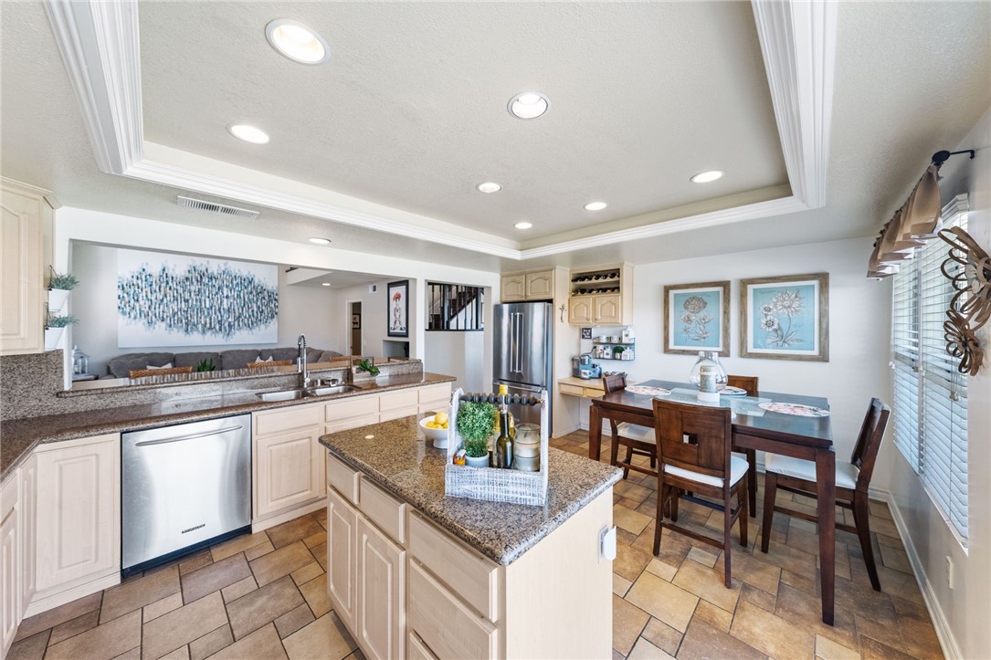 Detail Gallery Image 12 of 50 For 2929 Camellia Ct, Corona,  CA 92882 - 5 Beds | 2/1 Baths