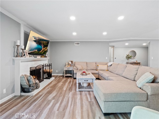 896 Moffatt Circle, Simi Valley CA: https://media.crmls.org/medias/4b5ba975-62df-46bf-99a4-af93d03717e3.jpg