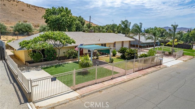 Detail Gallery Image 1 of 1 For 2310 Loveland Dr, Jurupa Valley,  CA 92509 - 3 Beds | 2 Baths