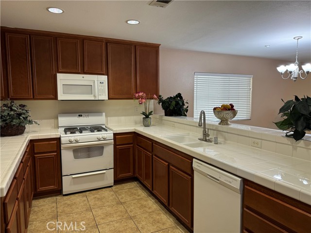 Detail Gallery Image 3 of 27 For 25886 Iris Ave #B,  Moreno Valley,  CA 92551 - 2 Beds | 2/1 Baths