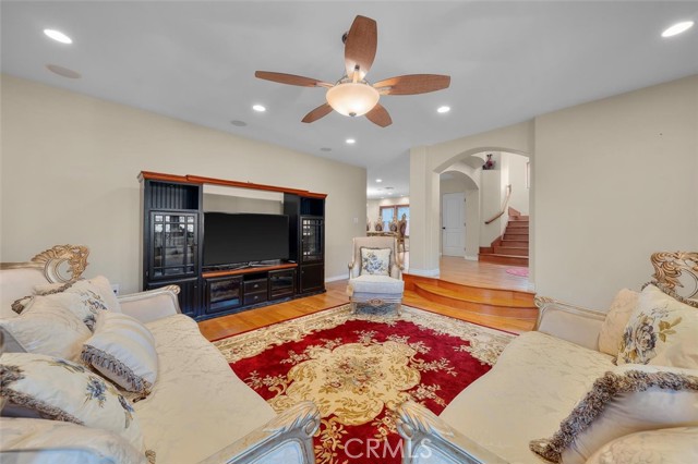 Detail Gallery Image 5 of 9 For 116 Termino Ave, Long Beach,  CA 90803 - 4 Beds | 4/1 Baths