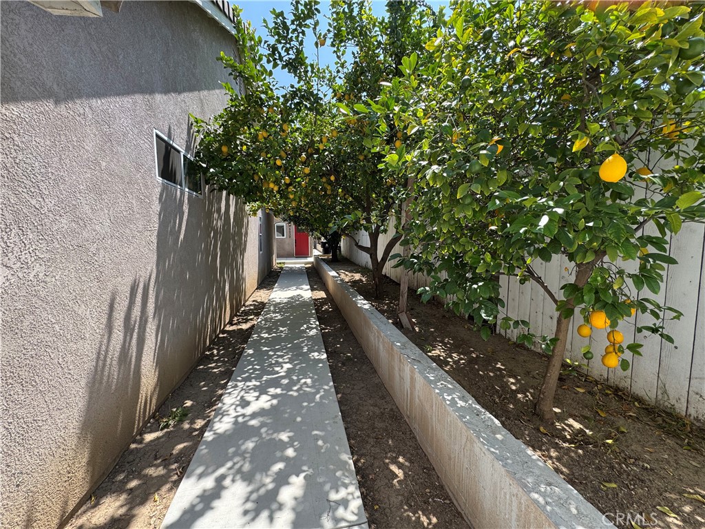 https://media.crmls.org/medias/4b609368-c7cc-4e25-8c2c-e91ddd3529e8.jpg?preset=X-Large