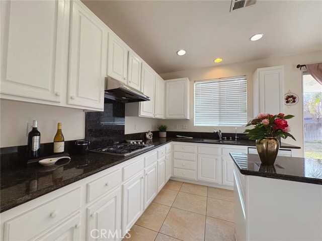 Detail Gallery Image 7 of 21 For 5737 Annandale, Corona,  CA 92880 - 5 Beds | 3 Baths