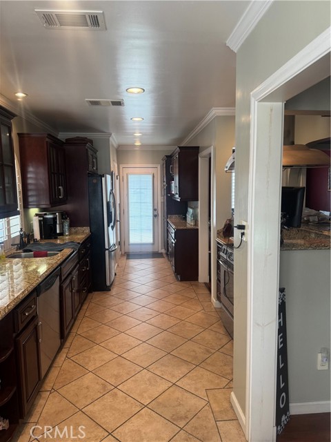 Detail Gallery Image 10 of 11 For 9646 Maple St, Bellflower,  CA 90706 - 3 Beds | 1/1 Baths
