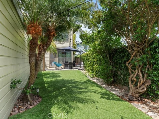 2157 Pacific Avenue, Costa Mesa CA: https://media.crmls.org/medias/4b66109e-c6ed-4c62-8e5e-fe6284f59e51.jpg