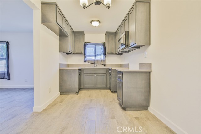 10955 S Spring Street, Los Angeles CA: https://media.crmls.org/medias/4b66f1d7-d346-4609-8afe-c842841f023f.jpg