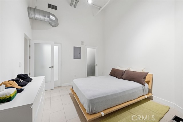 939 S BROADWAY, Los Angeles CA: https://media.crmls.org/medias/4b6aabea-9c56-4beb-b0ac-8a346d47216f.jpg