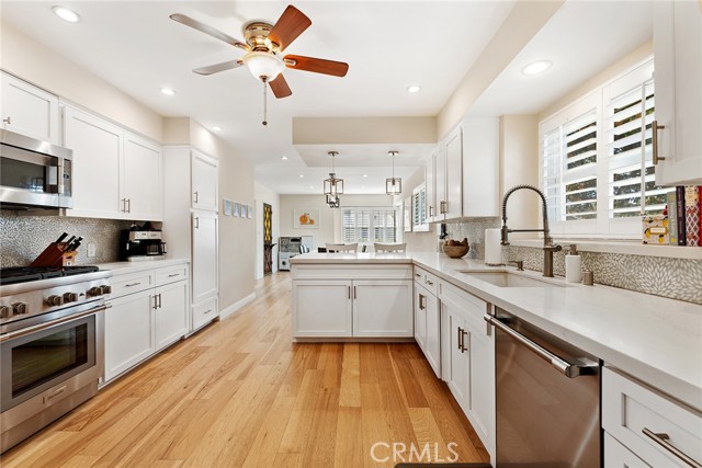 Detail Gallery Image 12 of 46 For 23642 Oxnard St, Woodland Hills,  CA 91367 - 3 Beds | 3 Baths