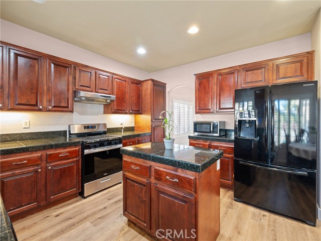 Detail Gallery Image 11 of 46 For 12304 Sunglow Ct, Victorville,  CA 92392 - 4 Beds | 2/1 Baths