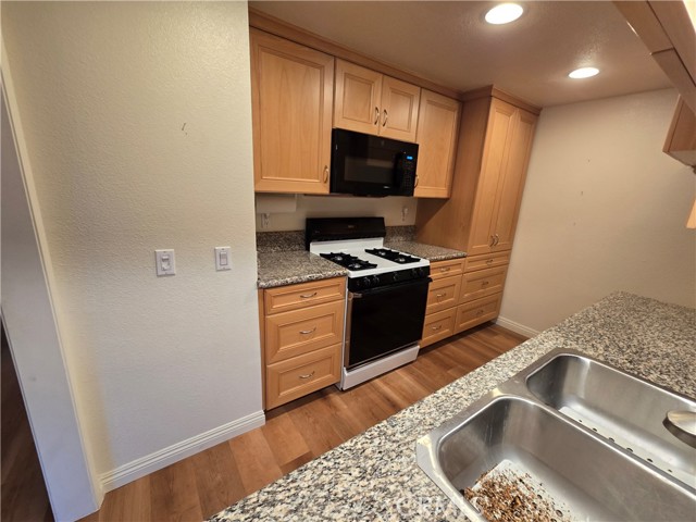 Detail Gallery Image 4 of 17 For 1227 N Kraemer Bld #8,  Placentia,  CA 92870 - 2 Beds | 1 Baths