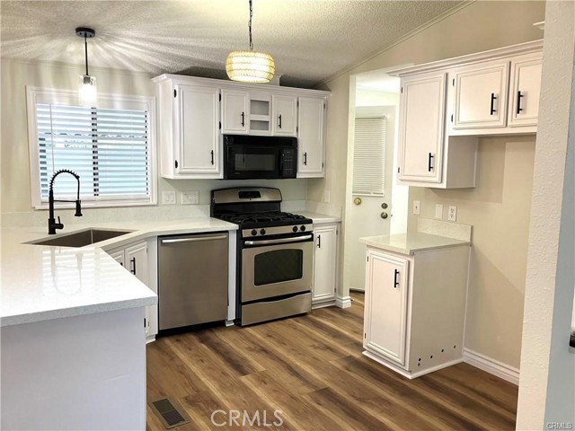 1300 W Menlo Avenue, Hemet CA: https://media.crmls.org/medias/4b6cd44e-72ea-4e66-ba70-0749cca8dfd6.jpg