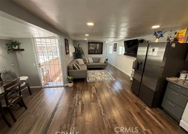 Detail Gallery Image 4 of 19 For 715 W 220th, Torrance,  CA 90502 - 2 Beds | 1 Baths