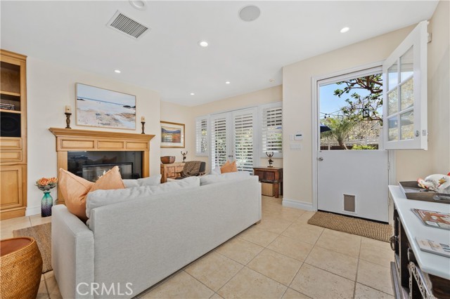 334 Locust Street, Laguna Beach CA: https://media.crmls.org/medias/4b6e0152-ed4b-470f-9d5f-ee5afa9dd1cc.jpg