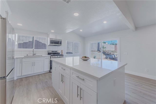 6923 Sundown Drive, Jurupa Valley CA: https://media.crmls.org/medias/4b72b7df-9e5e-4ece-b1ee-09769911345a.jpg