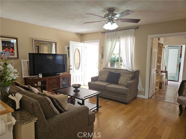 Detail Gallery Image 5 of 11 For 8415 Elburg St, Paramount,  CA 90723 - 2 Beds | 1 Baths