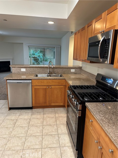 Detail Gallery Image 11 of 33 For 7551 Jordan #109,  Canoga Park,  CA 91303 - 3 Beds | 2 Baths