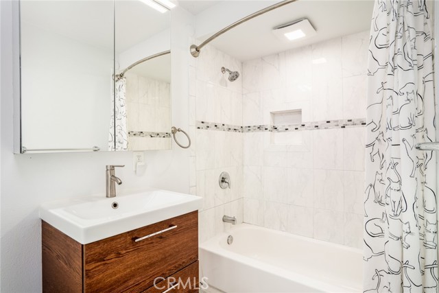 5272 Caliente Drive, Huntington Beach CA: https://media.crmls.org/medias/4b77430c-fdbe-403b-9ac0-c4d04bb975f2.jpg