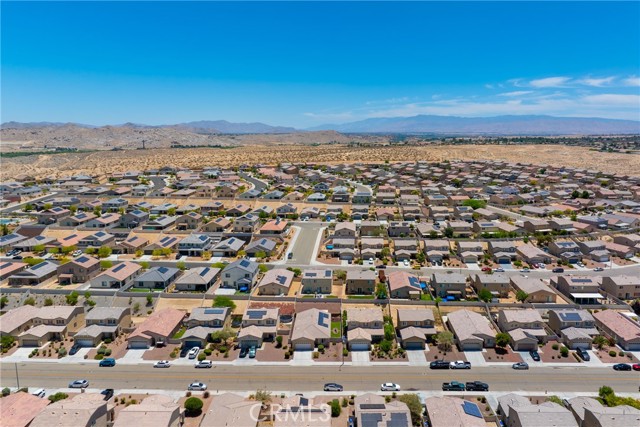 16767 Desert Lily Street, Victorville CA: https://media.crmls.org/medias/4b7d5c4b-bb1b-4f0b-9f0a-937479def1f3.jpg