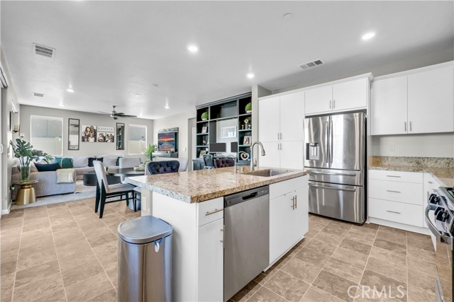 Detail Gallery Image 17 of 49 For 2493 Gunner Ridge Way, Rialto,  CA 92377 - 3 Beds | 2/1 Baths