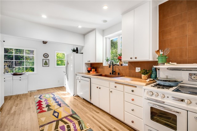 4295 Canoga Avenue, Woodland Hills CA: https://media.crmls.org/medias/4b81be2e-66fa-4e34-aabc-da55e7e6dcea.jpg