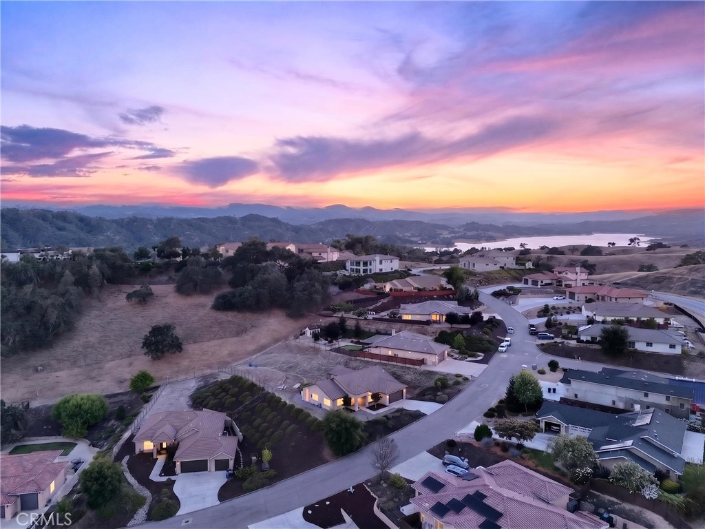 https://media.crmls.org/medias/4b84000e-db2a-4141-8633-ca84f2d10c96.jpg?preset=X-Large