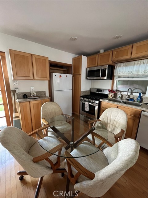 Detail Gallery Image 8 of 17 For 406 11th, Huntington Beach,  CA 92648 - 2 Beds | 1 Baths