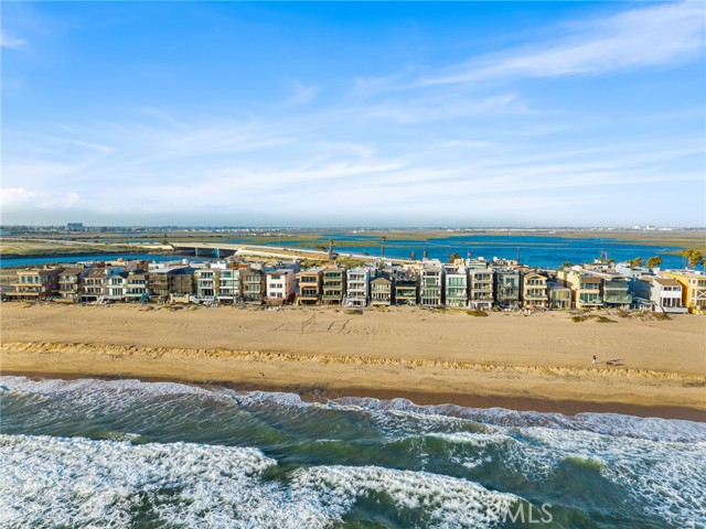 105 A Surfside Avenue, Surfside CA: https://media.crmls.org/medias/4b8e7486-929b-4855-badb-fd80fc93bad9.jpg