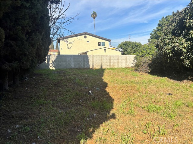 Detail Gallery Image 4 of 5 For 409 W Almond, Compton,  CA 90220 - 3 Beds | 2 Baths