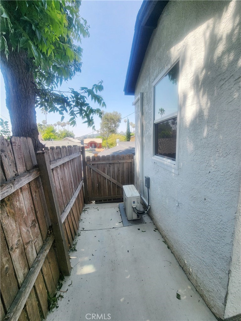 https://media.crmls.org/medias/4b9481c4-85d1-4586-bf5a-18e6a9b57dbb.jpg?preset=X-Large