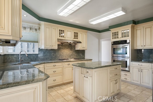 Detail Gallery Image 13 of 44 For 338 S La Serena Dr, West Covina,  CA 91791 - 4 Beds | 4/1 Baths