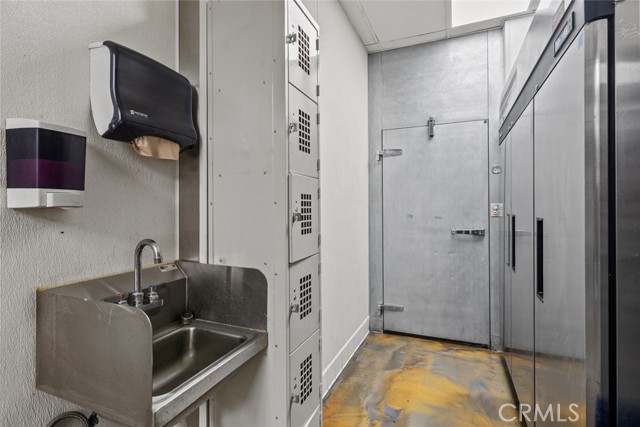 400 E Broadway, Glendale CA: https://media.crmls.org/medias/4b9c4932-440a-436f-85f5-a81458f65b03.jpg