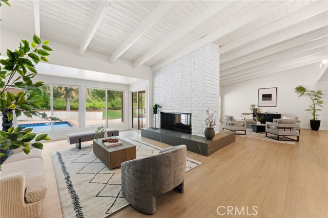20217 Wells Drive, Woodland Hills CA: https://media.crmls.org/medias/4b9c610d-f07b-49ff-956f-6b7e0ea5a986.jpg