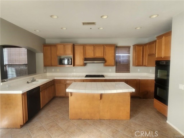 Detail Gallery Image 6 of 30 For 5503 Martingale Way, Fontana,  CA 92336 - 4 Beds | 3/1 Baths