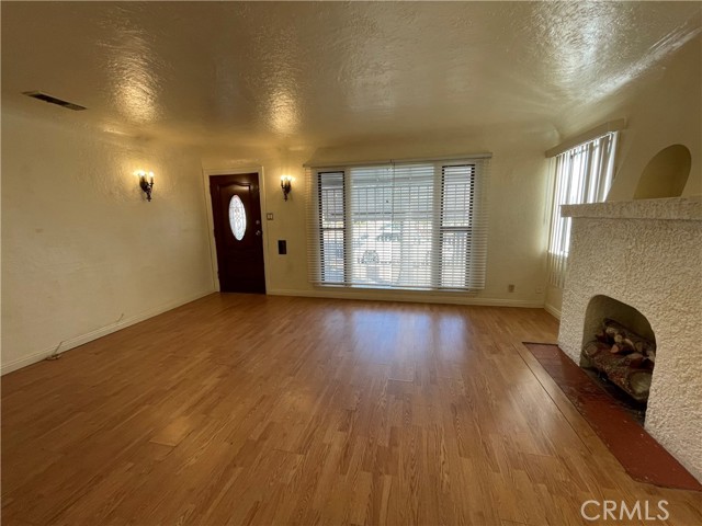 Detail Gallery Image 3 of 15 For 1521 Walnut Ave, Long Beach,  CA 90813 - 2 Beds | 1 Baths