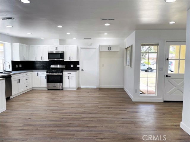 6221 Glide Avenue, Woodland Hills CA: https://media.crmls.org/medias/4b9da1b2-ccbc-477c-ae56-cf041e9267cb.jpg