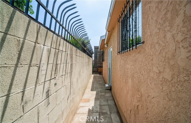 1613 West 56th Street, Los Angeles CA: https://media.crmls.org/medias/4b9e8e8c-5073-4957-9f15-8ff68551dd3d.jpg