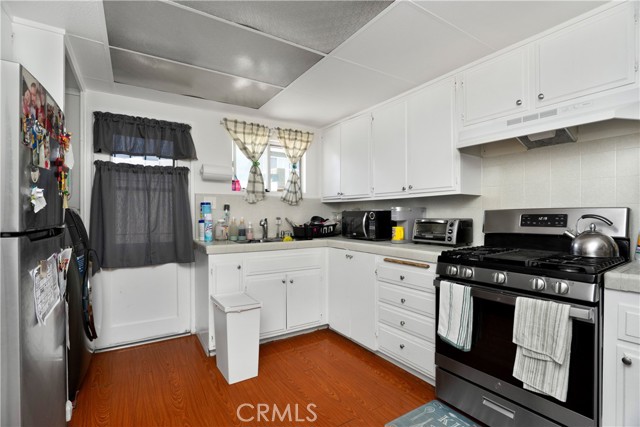 4220 W 165th Street, Lawndale CA: https://media.crmls.org/medias/4b9f3da1-e302-4087-836b-1b0e414b1616.jpg