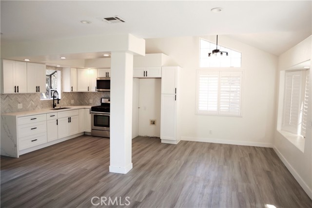 Detail Gallery Image 11 of 27 For 10535 Myrtle St, Downey,  CA 90241 - 6 Beds | 6 Baths