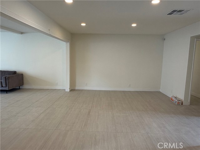 Detail Gallery Image 8 of 30 For 19216 Calvert St, Tarzana,  CA 91335 - 4 Beds | 3 Baths