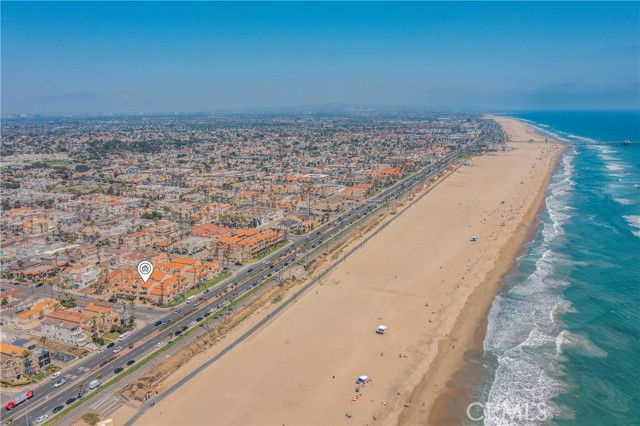 2000 Pacific Coast Highway, Huntington Beach CA: https://media.crmls.org/medias/4ba4788e-0d6d-4b04-979a-73cf976700c3.jpg
