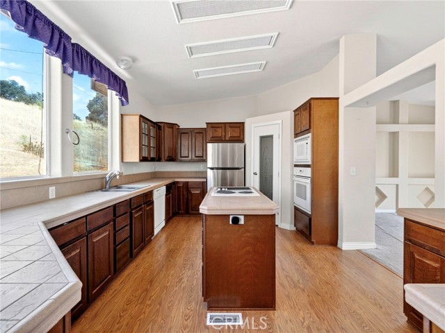 2564 Indian Hill Road, Clearlake Oaks CA: https://media.crmls.org/medias/4ba6622b-3675-49db-b1b9-f73a9637b3be.jpg