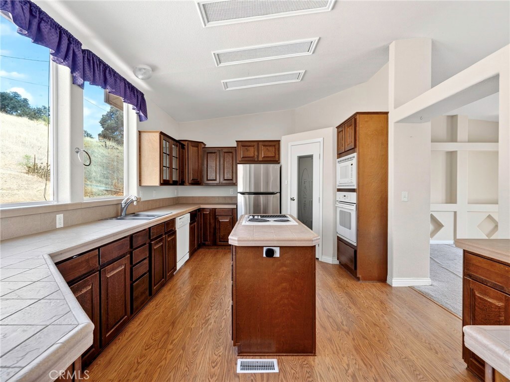 https://media.crmls.org/medias/4ba6622b-3675-49db-b1b9-f73a9637b3be.jpg?preset=X-Large