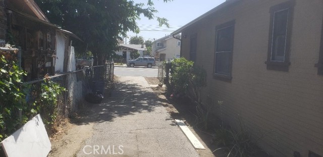 6201 Santa Fe Avenue, Huntington Park CA: https://media.crmls.org/medias/4ba7d27e-7eac-4d89-ad69-41cd2d1de3df.jpg