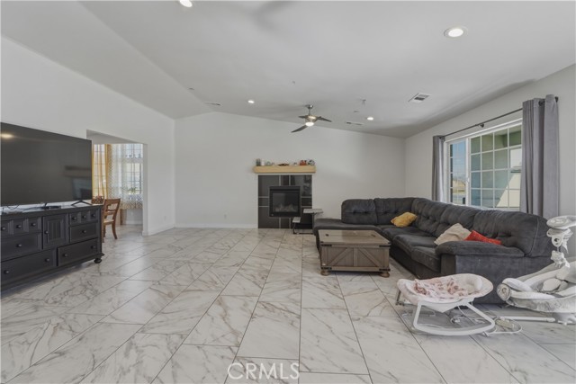 Detail Gallery Image 7 of 22 For 15688 Winnebago, Apple Valley,  CA 92307 - 4 Beds | 2/1 Baths