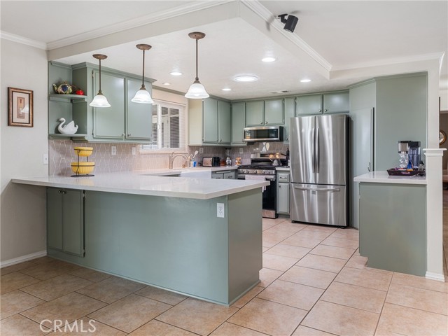 Detail Gallery Image 13 of 46 For 14427 Holly Dr, Victorville,  CA 92395 - 4 Beds | 2 Baths