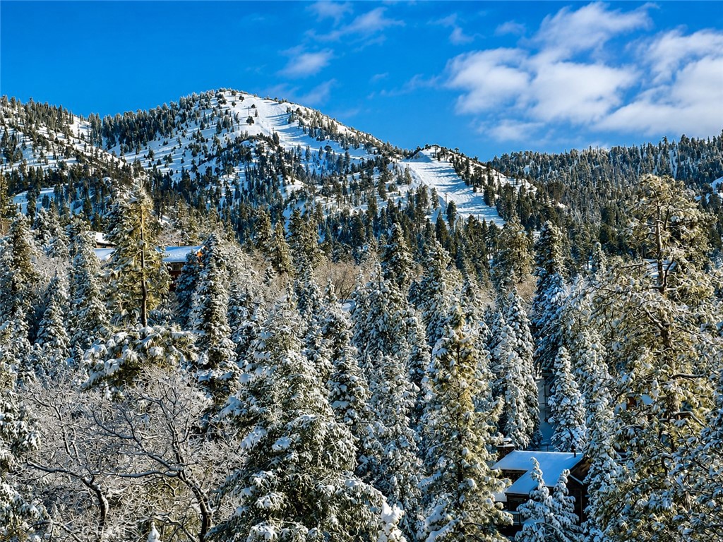 https://media.crmls.org/medias/4bae2922-c74b-463a-b84b-5d95326bfe69.jpg?preset=X-Large